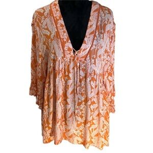 Rachel Zoe Orange and White Floral Print
Loose Fitting Ruffle Top.    Size Large